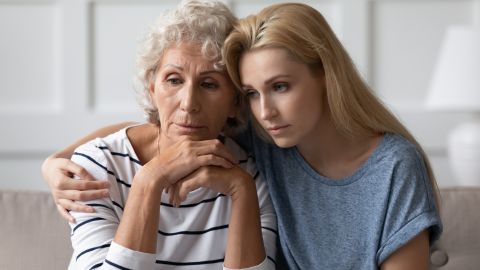 Consejos de convivencia o seguridad para cuidar a una persona con Alzheimer.