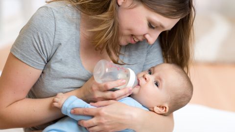 Darle agua a tu bebé: cuándo es conveniente por primera vez.