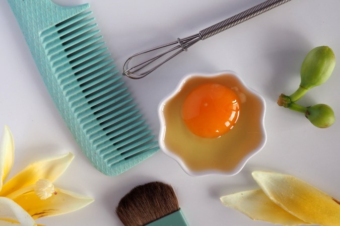 Cuán efectivo es aplicarte huevo en el cabello para fortalecerlo.