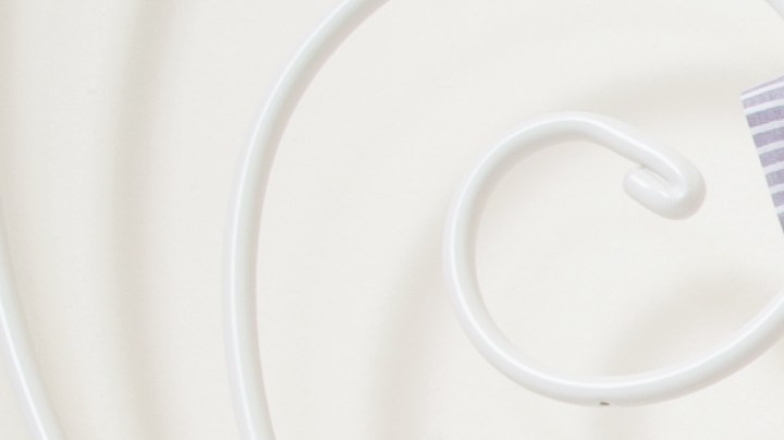 ¿Es normal que tu bebé se mueva mucho en el vientre? Expertos lo aclaran.