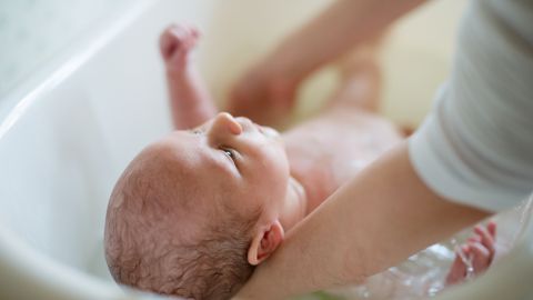 Cómo debes bañar a tu bebé por primera vez y cada cuánto.