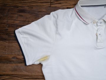 Cómo quitar las manchas amarillas de la ropa blanca con bicarbonato
