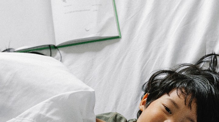 Niños que duermen muchas siestas