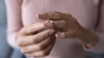Qué debes hacer con tu anillo de compromiso si rompes la relación con tu novio.