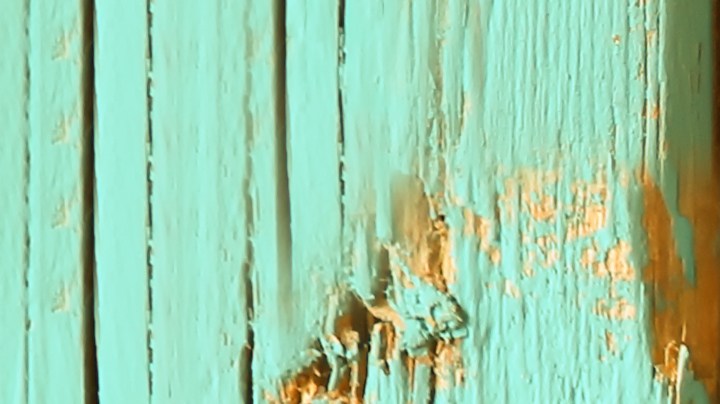 Remedio de café con té de manzanilla para eliminar las ojeras.