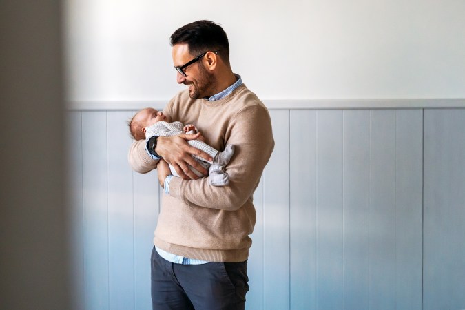 La forma correcta en la que debes cargar a tu bebé recién nacido.