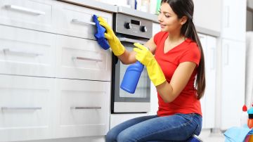 Pasos para limpiar tus gabinetes de cocina.