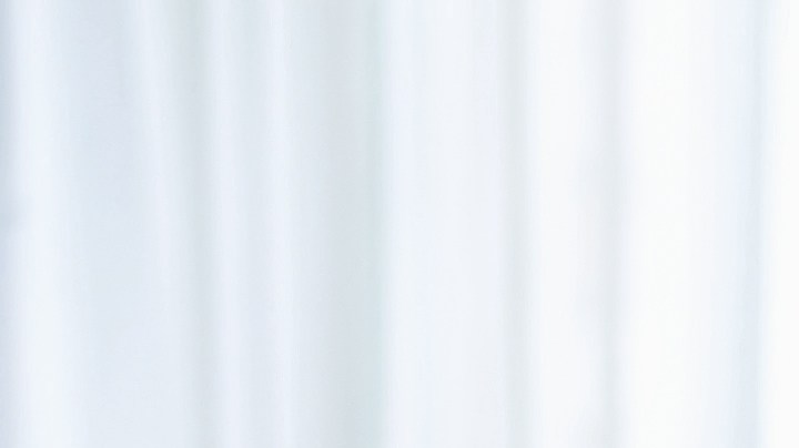 Qué hago si mi suegra vive con nosotros y mi pareja la defiende en todo.