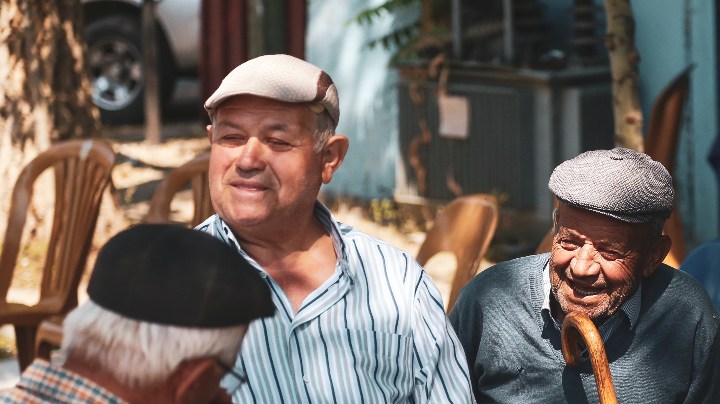 4 pros y 4 contras de residenciar a un familiar