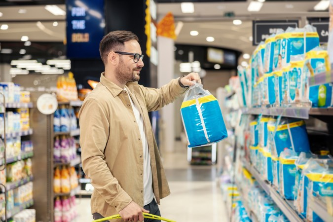 Guía para cambiarle el pañal a tu bebé y cuáles comprar.