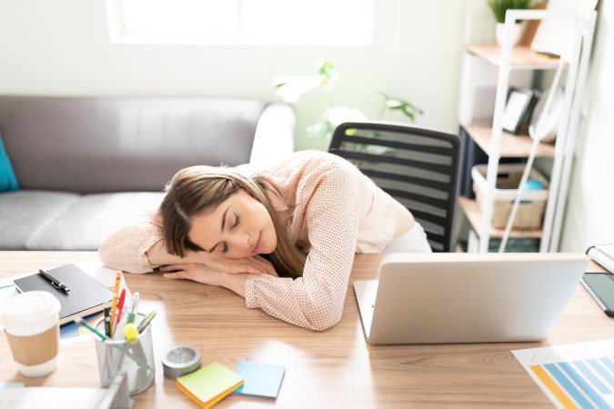 Cómo hacer la "siesta de astronauta" para aprovecharla al máximo y descansar.