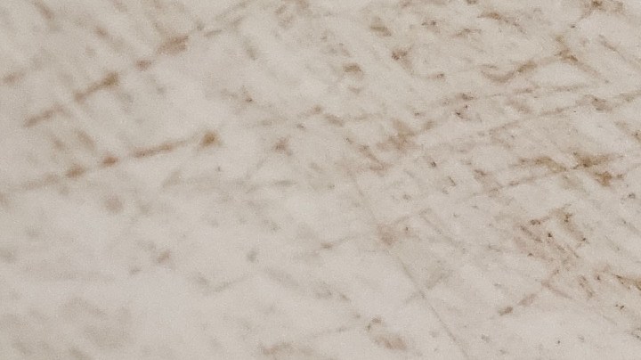 Por qué dejo orina espumosa en el inodoro.