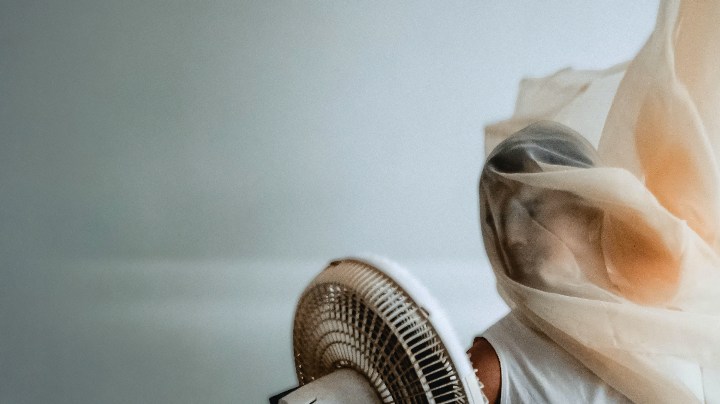 Dormir con un ventilador