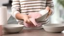 Cómo puedes secar los platos con una toalla para evitar que dejen bacterias.