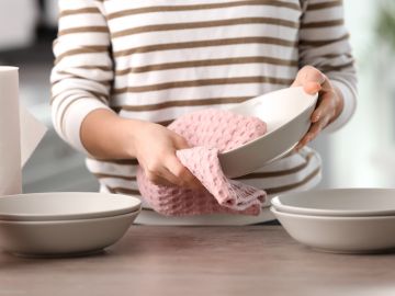 Cómo puedes secar los platos con una toalla para evitar que dejen bacterias.