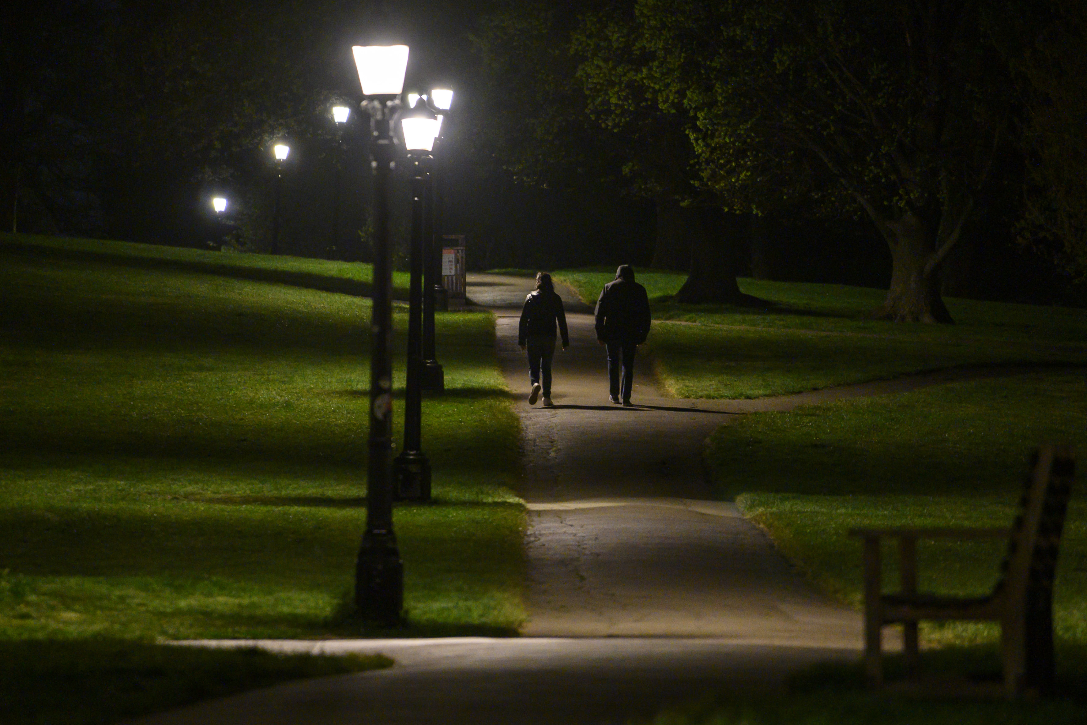 Caminar después de cenar tiene varios beneficios y uno de ellos es mejorar tu patrón de sueño.