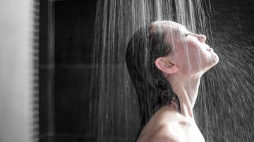 Bañarte con dolor de cabeza: ¿Es riesgoso o saludable?
