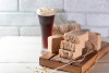 Cómo hacer jabón de cerveza casero para hidratar la piel grasa.