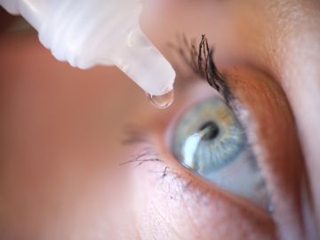 Por qué la FDA emitió una alerta por el uso de algunas gotas para los ojos.