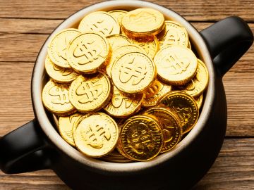 Cómo hacer un ritual con monedas de chocolate para impulsar tu negocio.