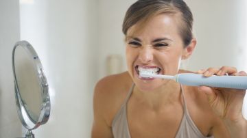 Cuán saludable es no cepillarte los dientes antes de desayunar.