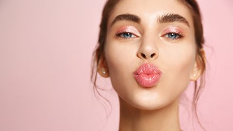 Cómo tener labios más carnosos con 5 trucos naturales.