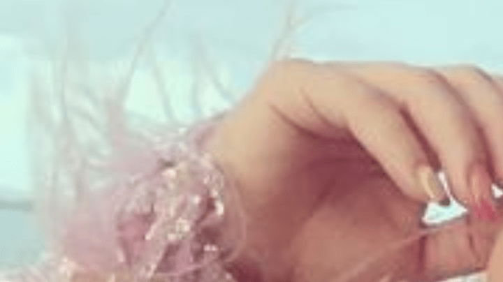 Sherlyn muestra cómo usar transparencias sin perder la clase ni elegancia