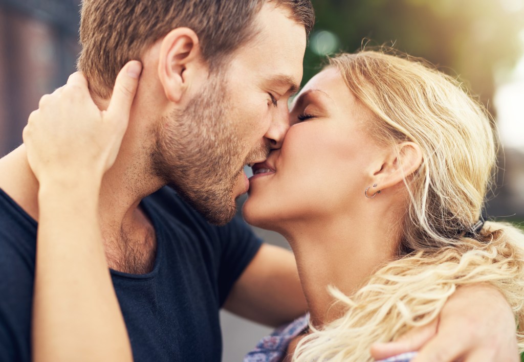 Un beso apasionado puede aliviarte el dolor físico: cuán cierto es.