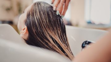 Por qué puedes sufrir un derrame cerebral cuando te lavas el cabello en un salón de belleza.