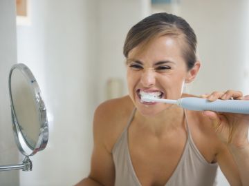 Tres momentos en los que nunca debes cepillarte los dientes.