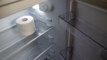 Cuán efectivo es poner un rollo de papel sanitario en el refrigerador para absorber malos olores.