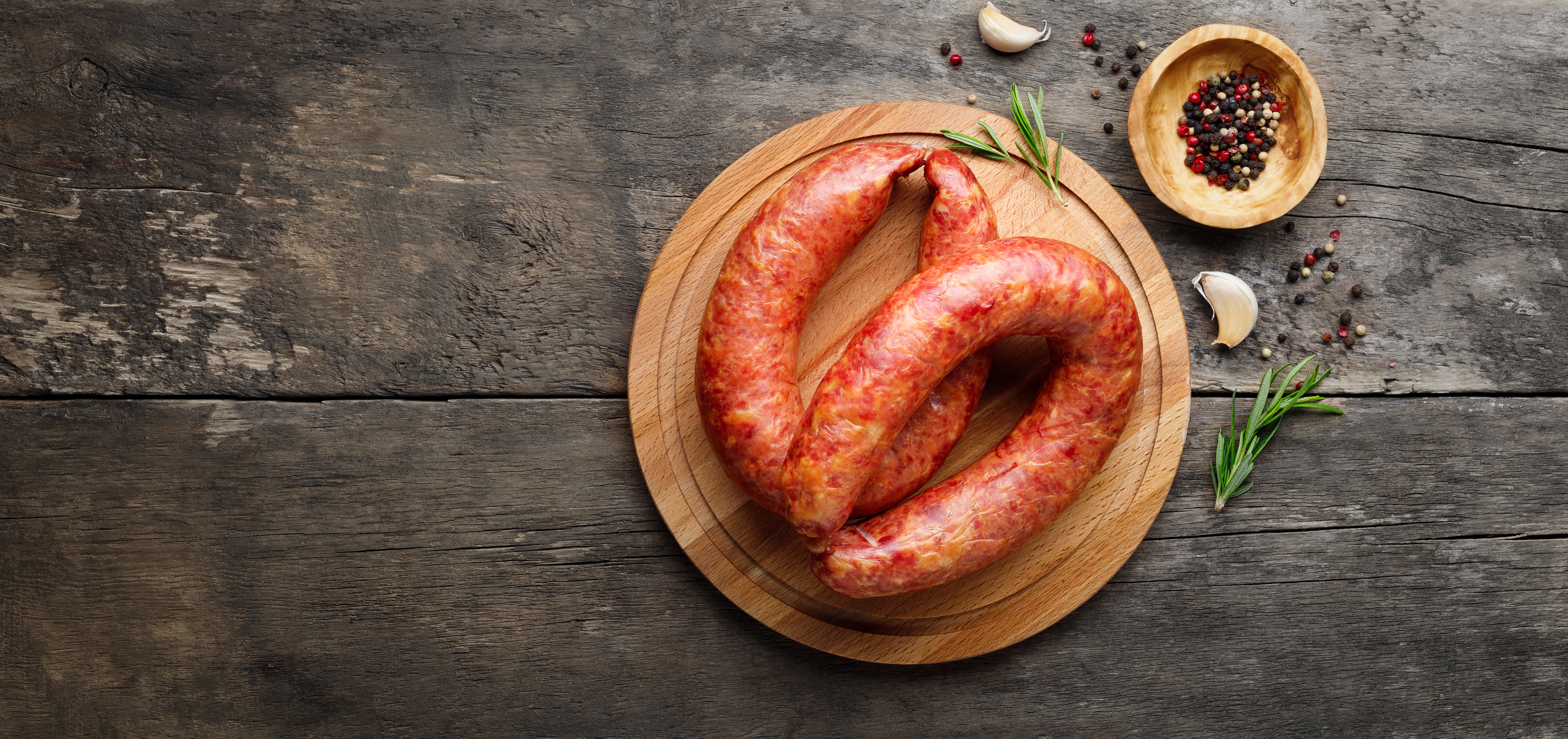 La razón por la que no debes comerte la piel del chorizo o la longaniza.