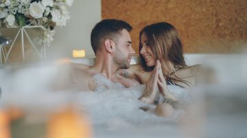 Bañarse en pareja: Beneficios y reafirmación de amor propio