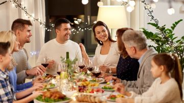 Cuáles son los temas a evitar en una cena de Thanksgiving, según psicoterapeuta.