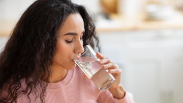 Nutricionista revela el mejor truco para beber más agua.