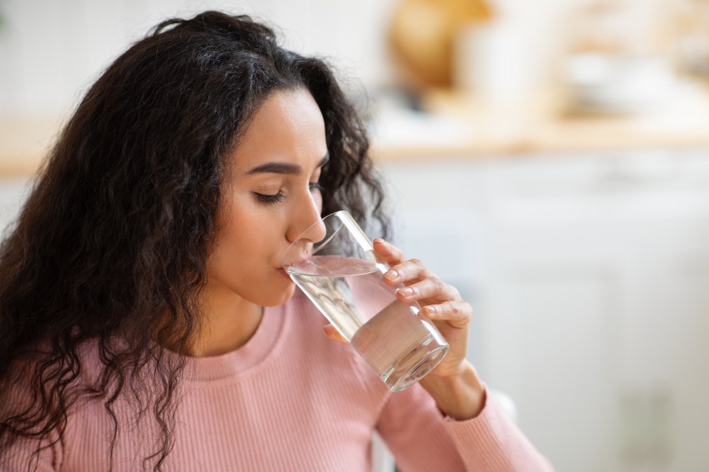 Nutricionista revela el mejor truco para beber más agua.