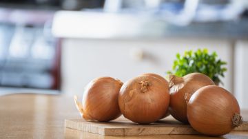 Tips para guardar tus cebollas en el refrigerador y que duren más tiempo.