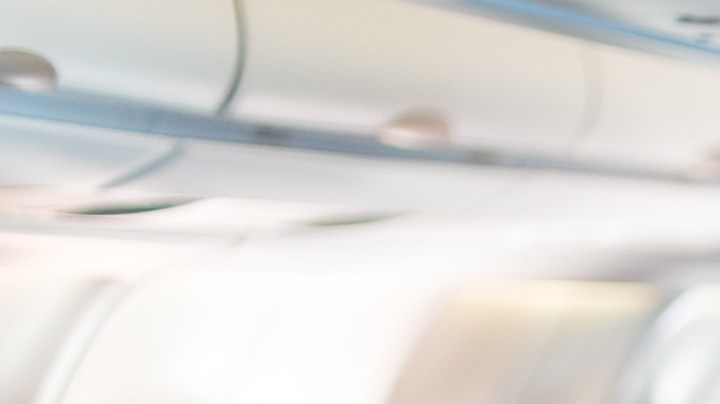 Expertos revelan los espacios con más gérmenes en un avión.