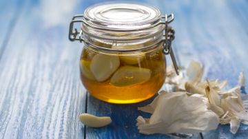 Cuán efectiva es la miel de ajo fermentada para curar un resfriado.