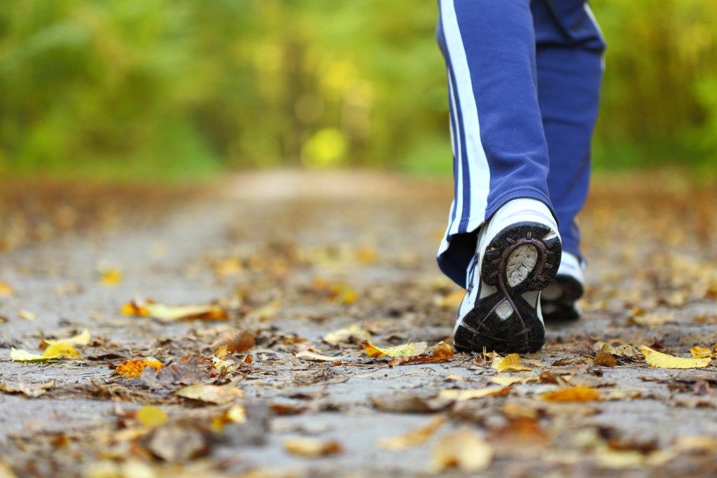 La cantidad de pasos que debes caminar al día para mejorar tu salud cerebral.