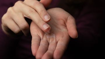 Cómo curar las manos resecas usando aceites naturales.