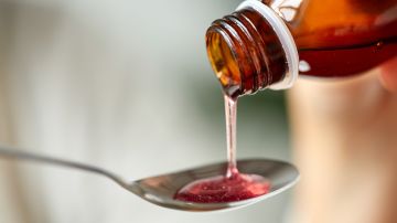 Por qué están retirando un jarabe para la tos, según la FDA.