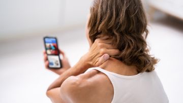 Síndrome Text Neck: Cómo aliviar el dolor en el cuello con 4 ejercicios