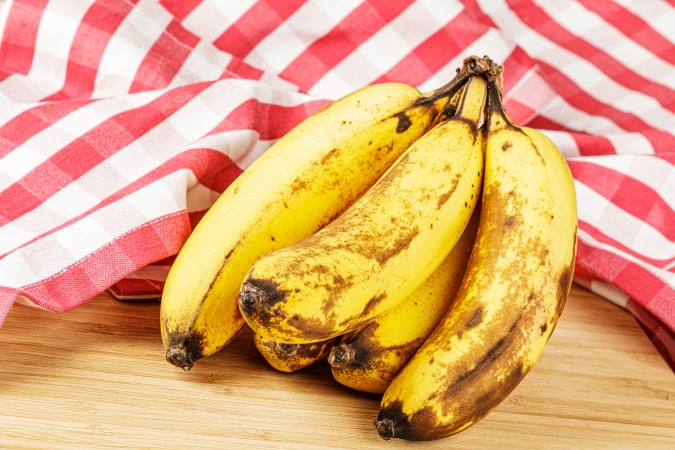 Trucos caseros para madurar plátanos.