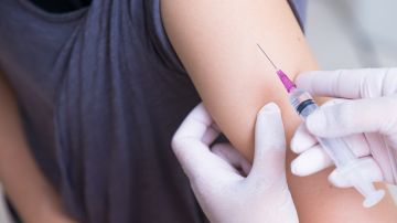 Cuáles son las vacunas que debes colocarte en 2024, según los CDC.