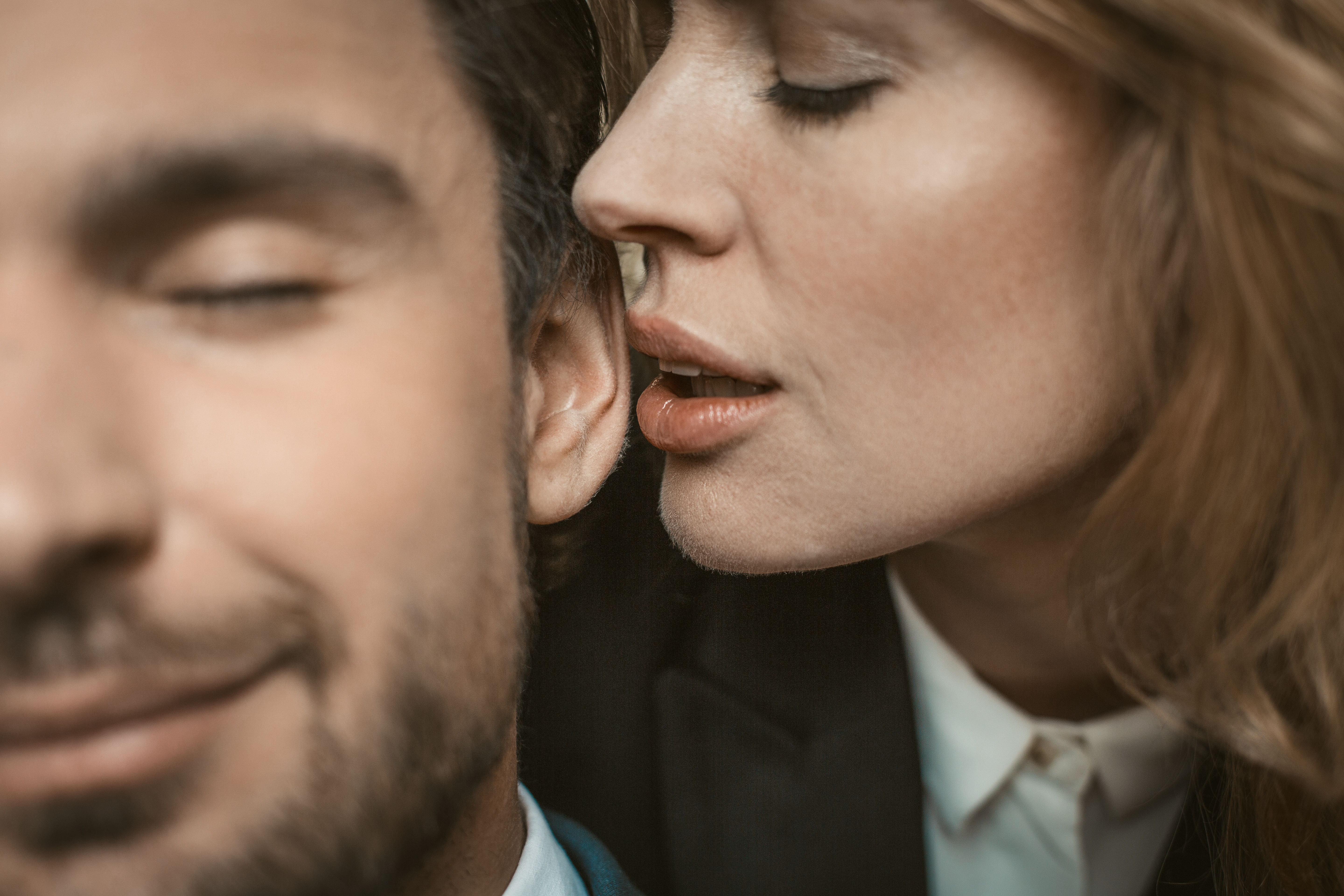 Beso en la oreja, uno de los besos favoritos por los hombres