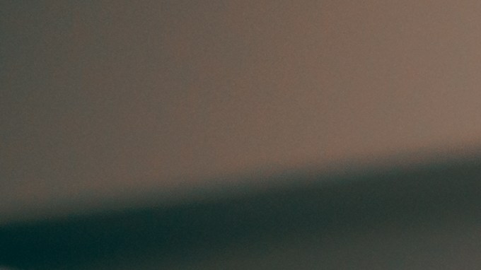 mujer viendo el teléfono