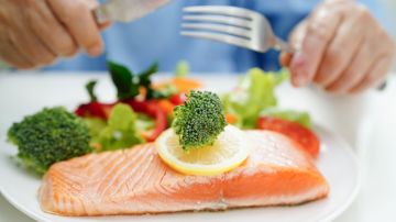 Ya es conocido que comer salmón ayuda a mejorar la salud mental y la fertilidad, pero hay más beneficios.