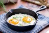 Experta en cocina revela su ingrediente secreto para unos mejores huevos fritos.