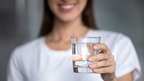 Dietista revela un excelente beneficio de tomar más agua.